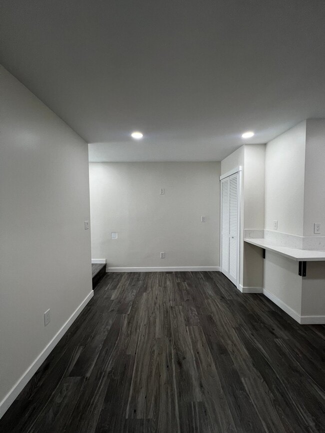 Building Photo - 214 E Park Ave