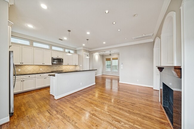 Building Photo - 2024 Vermont St