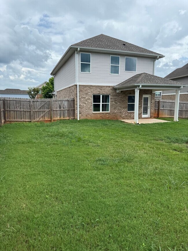 Building Photo - Spacious 3-Bedroom Home with Loft – Minute...