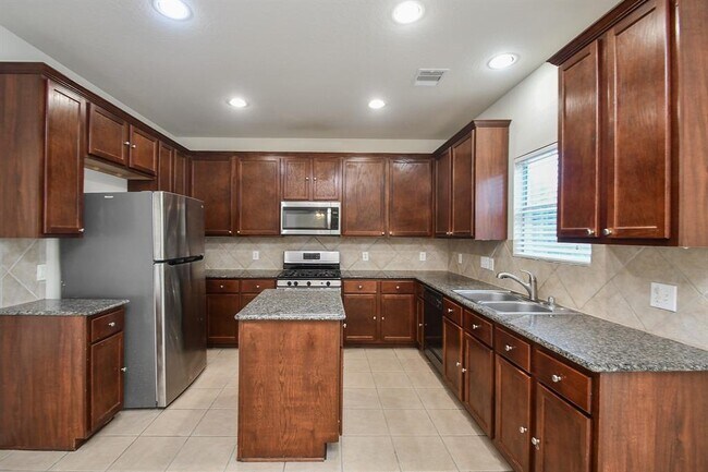 Building Photo - 6706 Nicecrest Dr
