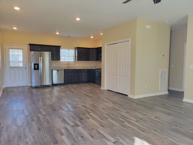 Building Photo - 2 Bed, 2 Bath Apartment with 9-Foot Ceilings in White House