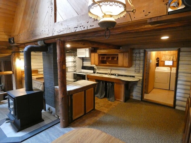 Building Photo - **Charming Cabin**