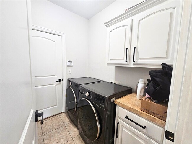 Building Photo - 3803 SW Kite Dr