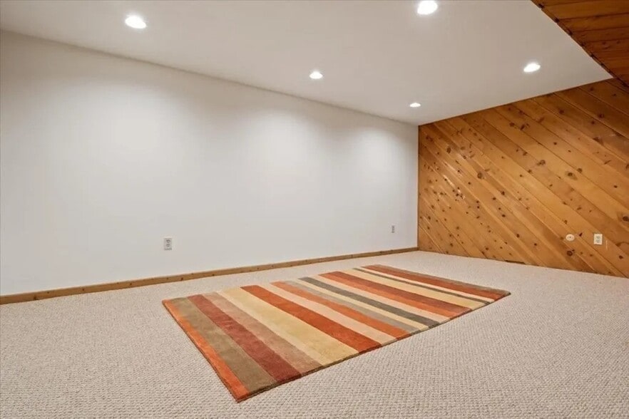 Building Photo - 16 King Philip Trl