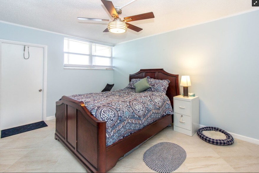 Building Photo - 3100 NE 49th St