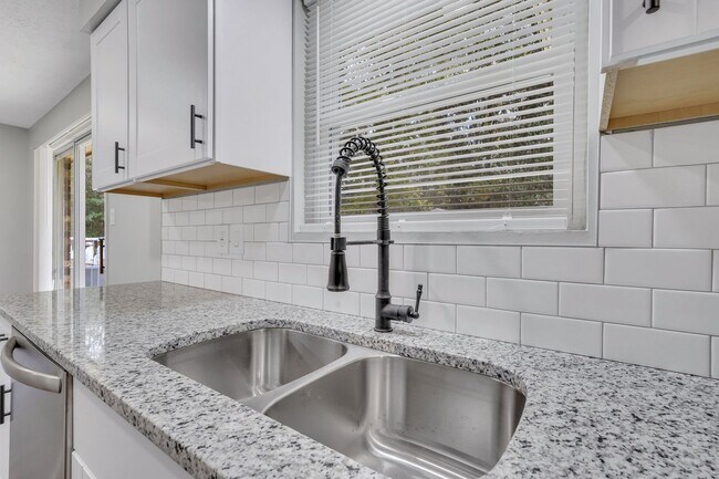 Building Photo - High End Finishes in a Quiet Residential N...