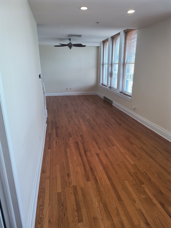 Building Photo - 535 Main St