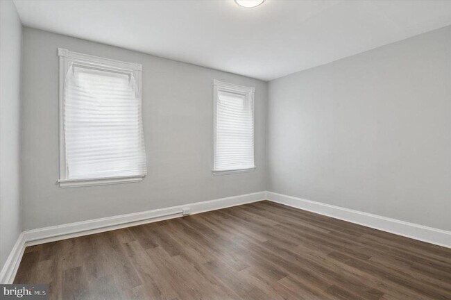 Building Photo - 305 E 22nd St