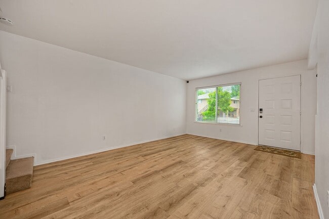 Building Photo - Beautifully Renovated Unit