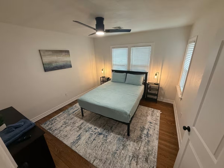 Building Photo - 1233 NE 14th St