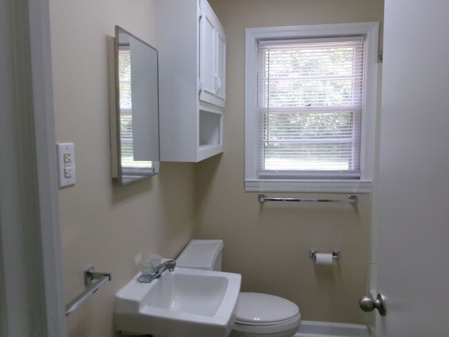 Building Photo - 3 bedroom, 1 bath home conveniently locate...