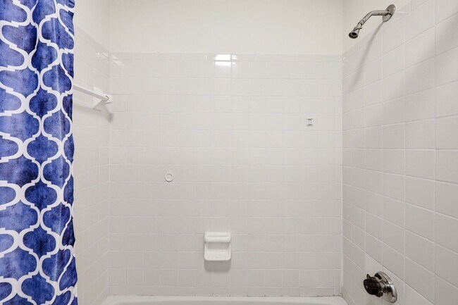 Building Photo - Updated 2BR Townhome in Prime Chapel Hill Location with Pool & Tennis!