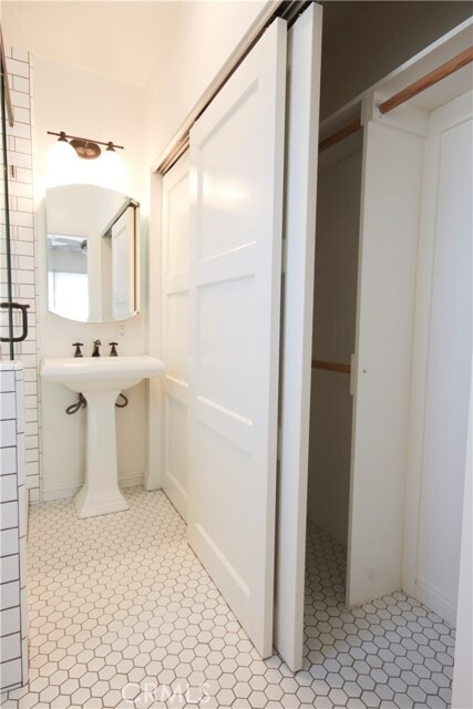 Building Photo - 1040 W Almond Ave