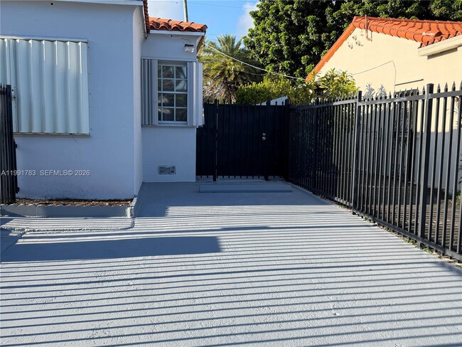 Building Photo - 1765 SW 21st St