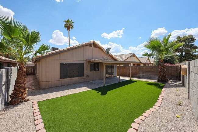 Building Photo - Beautifully renovated 3 bedroom 2 bathroom...