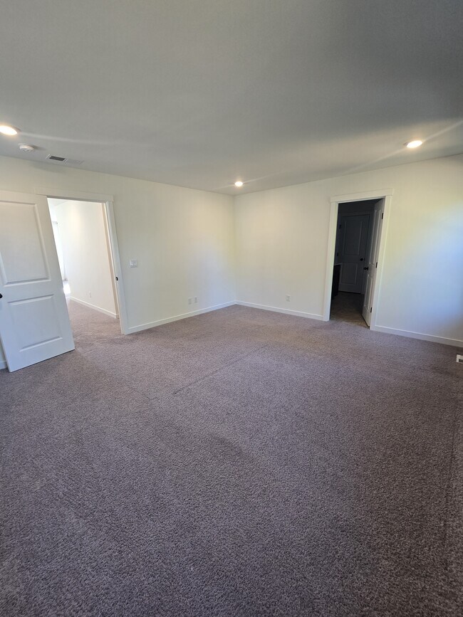 Building Photo - 903 Vine Maple Dr SE