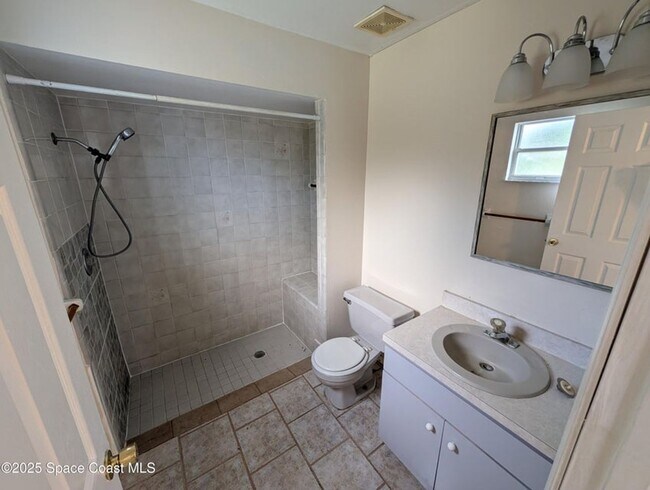 Building Photo - Large Rental Home with Inlaw quarters