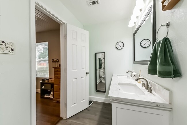 Building Photo - 1102 W Hart Ave