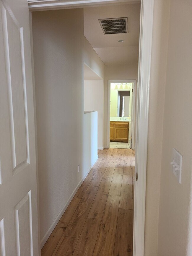 Building Photo - Willow Springs 4 Bdrm, 3 Bath