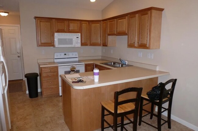 Building Photo - 208 Redbud Dr