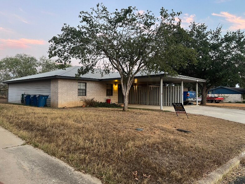 Building Photo - 821 Nancy Ln