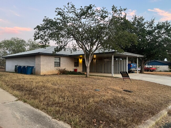 Building Photo - 821 Nancy Ln