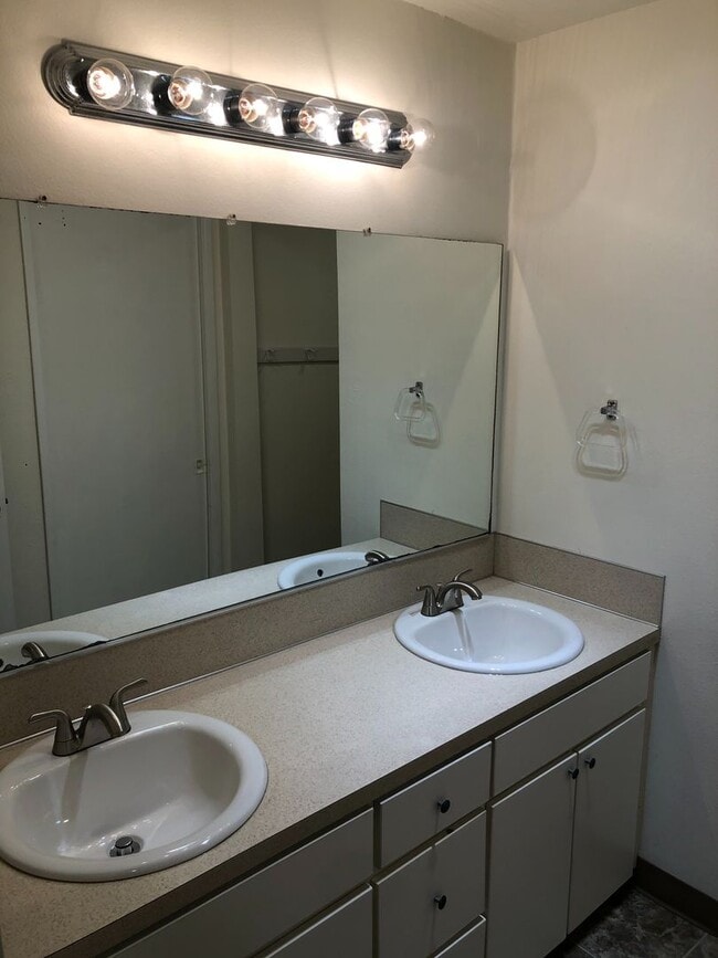 Building Photo - 4812 Cougar Ct SE