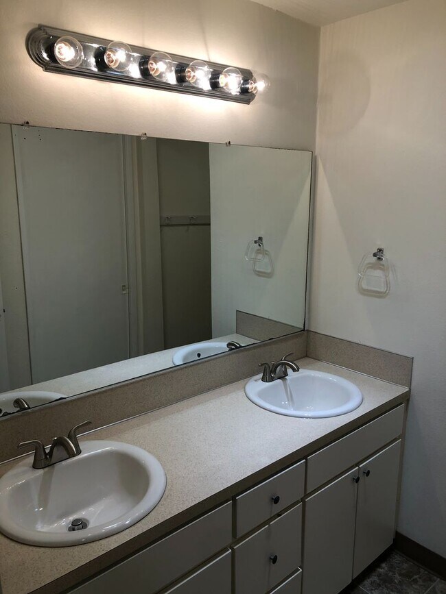 Building Photo - Three Bedroom Duplex in South East Salem