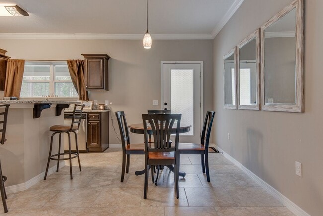 Building Photo - 4 BEDROOMS IN NAVARRE!