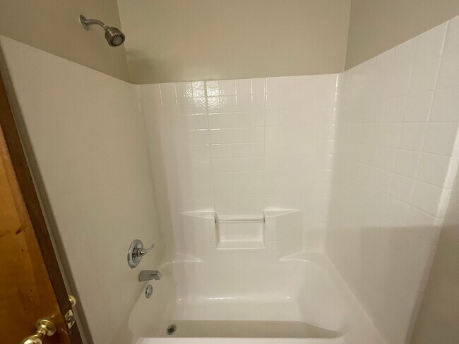 Building Photo - 4 bed, 2 bath, brick, gas stove, dishwashe...