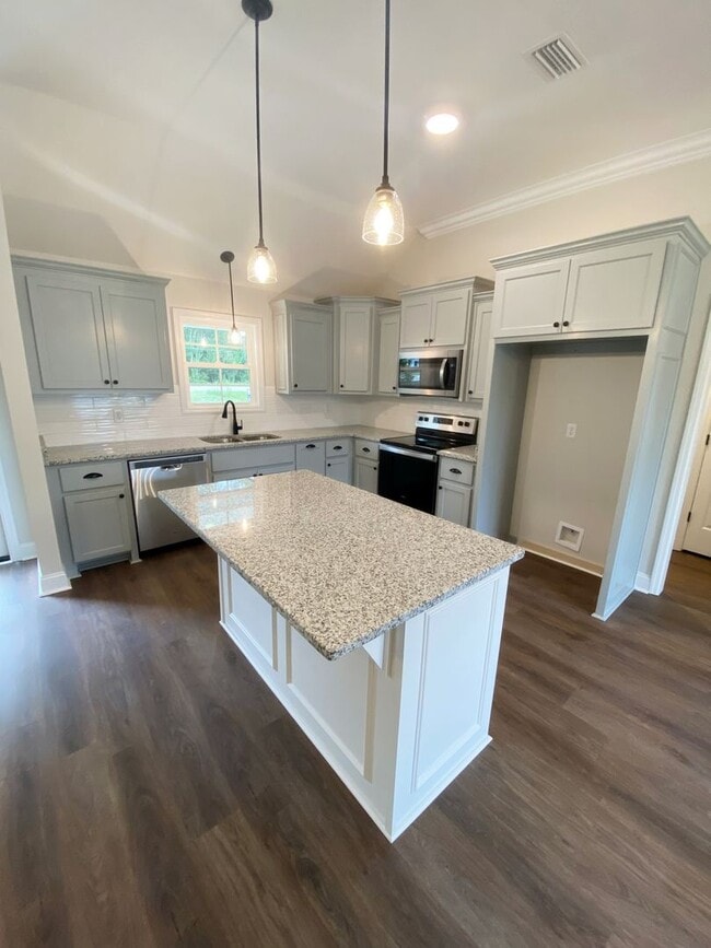 Building Photo - 4 bedrooms, 2 baths in Hahira/North Lowndes County. Fenced in Backyard! LVP THROUGHOUT!