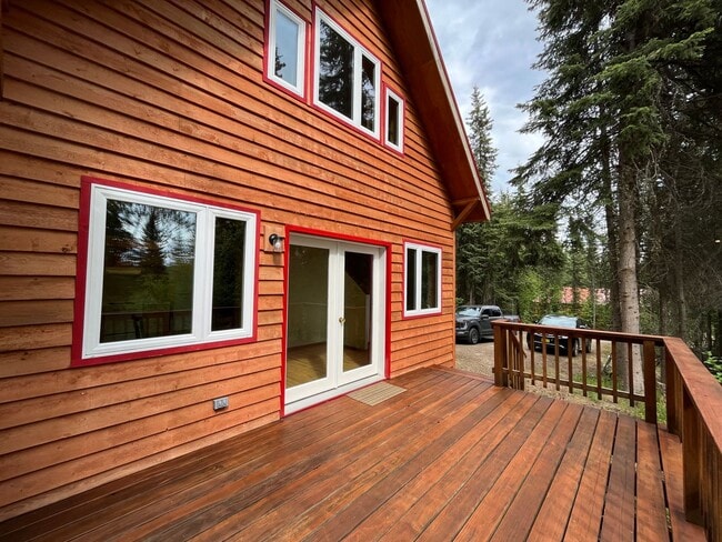Building Photo - Cute, dog friendly cabin in Goldstream