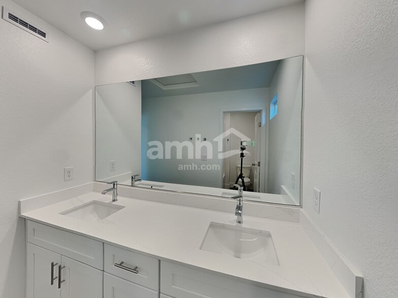 Building Photo - 8917 Dwarf Chin Ave