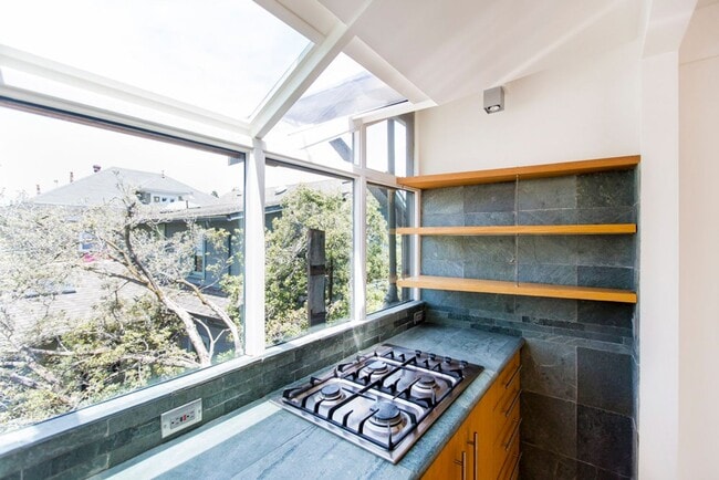 Building Photo - Sunny Apartment in Elmwood Neighborhood