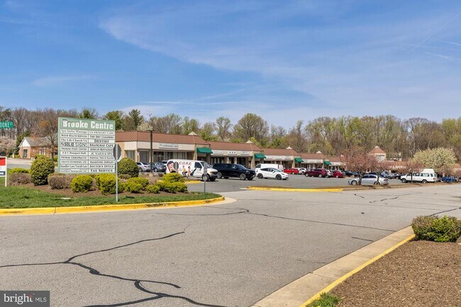 Building Photo - 2810 Cambridge Dr