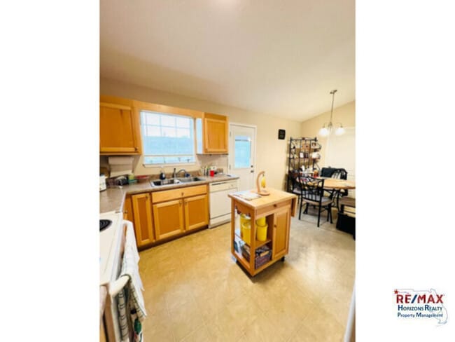 Building Photo - Beautiful Custom Built Home