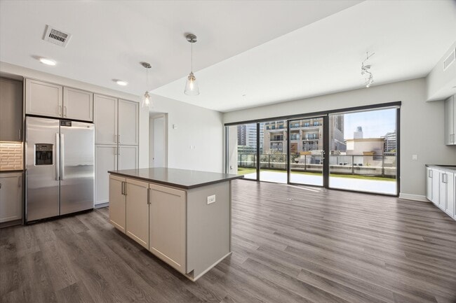 Building Photo - 9757 Katy Fwy