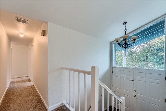 Building Photo - Amazing 4Bed/2.5Bath Home with Fully Fenced Backyard in Bellevue!