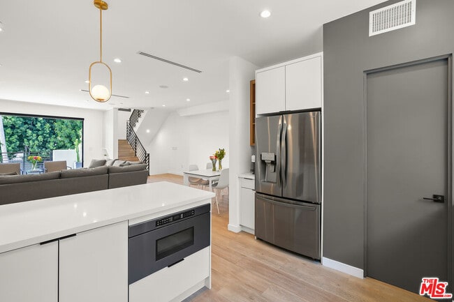Building Photo - 926 N Ridgewood Pl
