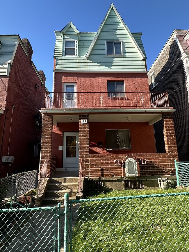 Primary Photo - 10 Oakland Sq