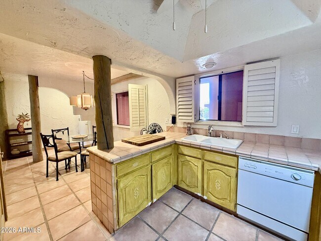 Building Photo - 4303 E Cactus Rd