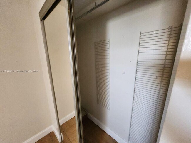 Building Photo - 995 SW 84th Ave