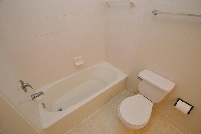 Building Photo - 1/1 Condo in Park Central ~ Gated Community with Resort Style Amenities