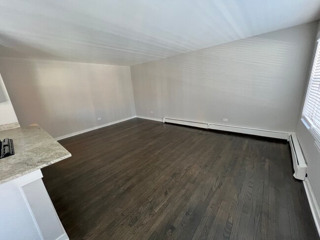 Building Photo - 4801 N Ridgeway Ave