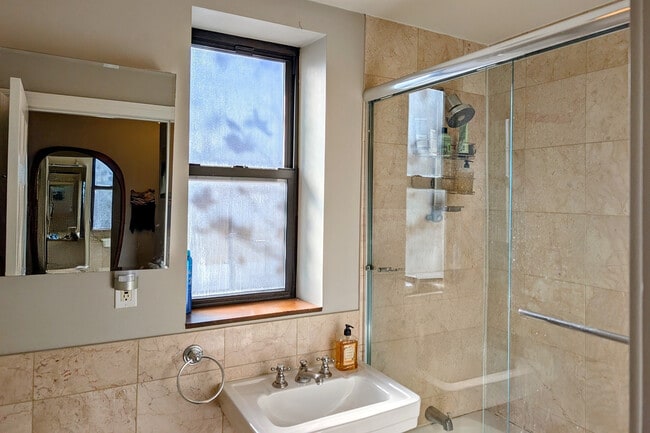 Building Photo - 34 Russell St