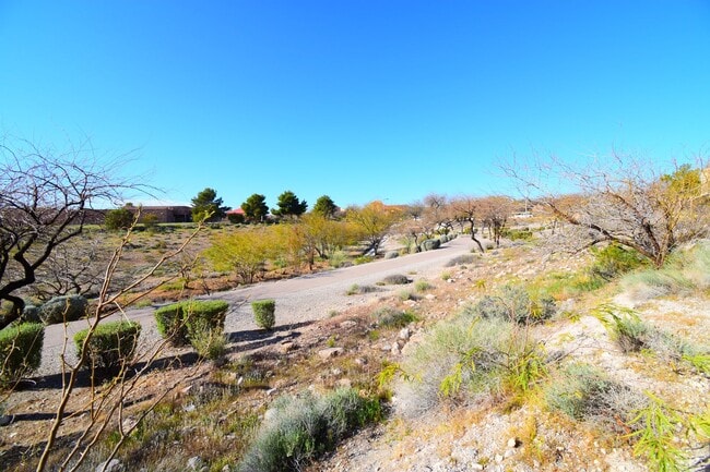 Building Photo - Beautiful 2 Bedroom, 2 Bath Condo in Summe...