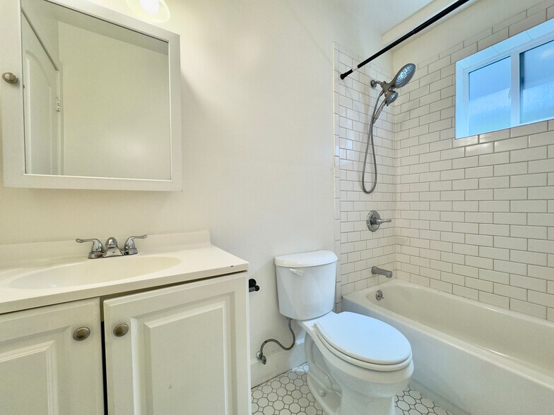 Building Photo - 827 30th St
