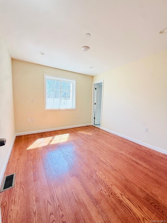 Building Photo - 139-22 Lakewood Ave