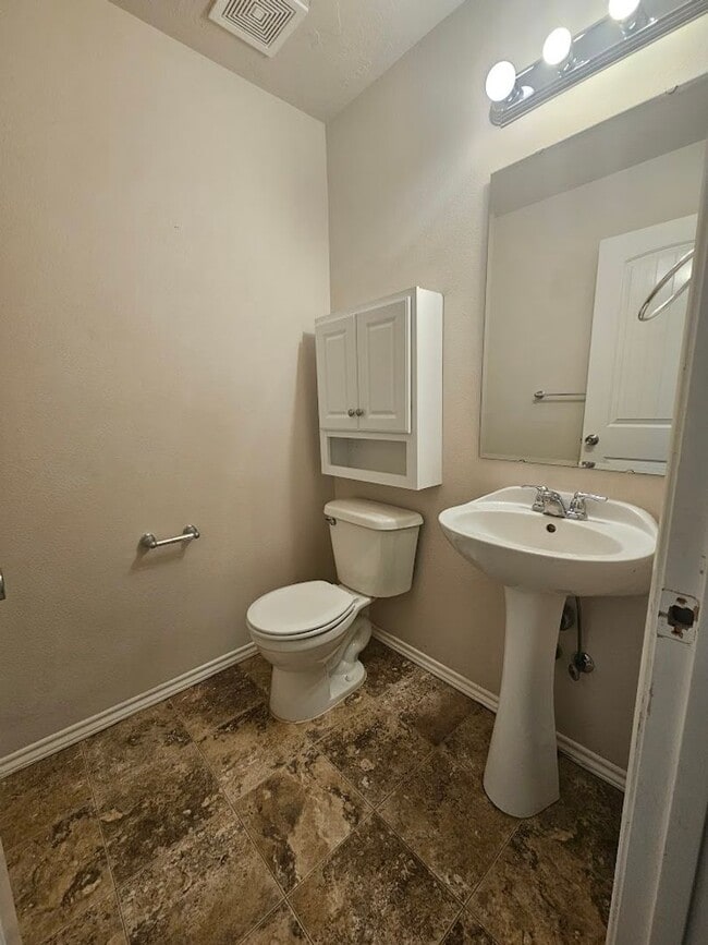 Building Photo - 4 Bedroom Home Close to Settlers Park