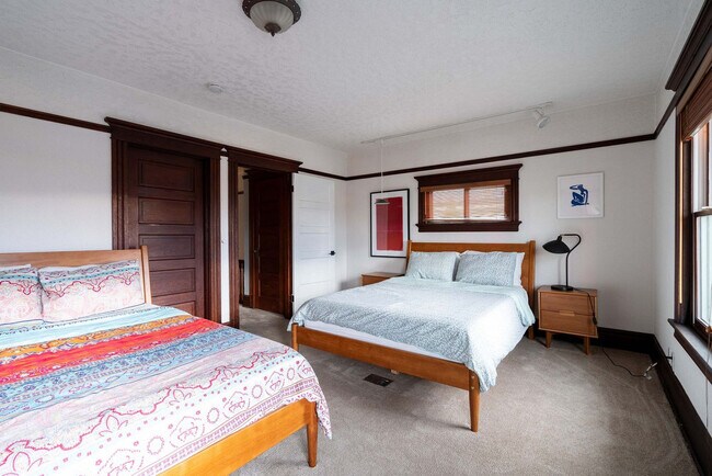 Building Photo - 26 NE 11th Ave